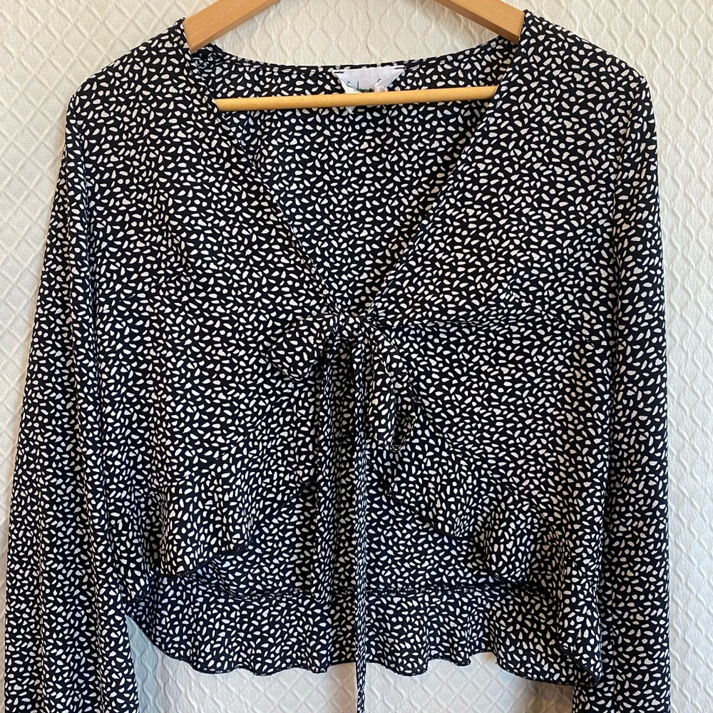 Sadie & Sage Black/White Patterned Polka Dot Top. Crop Front With Tie/Bow. M.